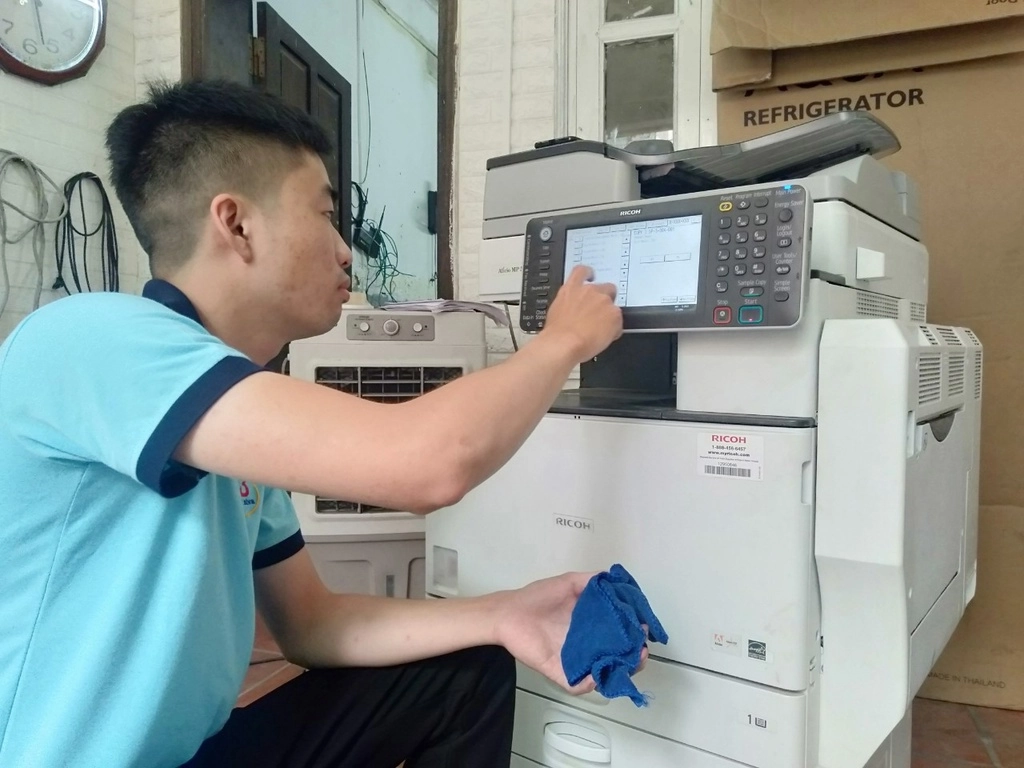 Bên trong máy photocopy bị dính bụi bẩn