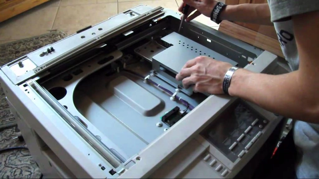 Thường xuyên vệ sinh bên trong khoang máy photocopy
