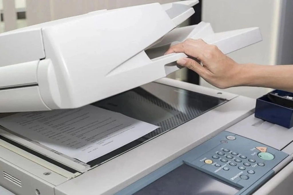 Nạp giấy cẩn thận khi sử dụng máy photocopy